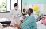 Người đàn ông bị dị ứng hiếm gặp khi dùng thuốc nhỏ mắt