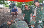 Chính ủy Bộ Tư lệnh TPHCM kiểm tra công tác tìm kiếm hài cốt liệt sĩ tại Công viên Lê Thị Riêng