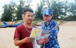 Cảnh sát biển đồng hành cùng ngư dân trên cánh sóng