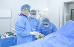 Sau 3 ngày phẫu thuật gãy xương, bé gái 14 tuổi có thể vận động tay