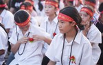 Học sinh xúc động với nghi thức bông hồng cài áo trong lễ Vu Lan