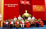 Chủ tịch UBTƯ MTTQ Việt Nam Bùi Thị Minh Hoài trao tặng Huy hiệu 80 năm tuổi Đảng tại Phú Thọ