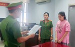Nữ nhân viên bán ô tô nhận tiền đặt cọc của khách rồi mang đi trả nợ