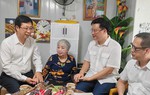 Trao quà tri ân Mẹ Việt Nam Anh hùng Nguyễn Thị Kim Loan