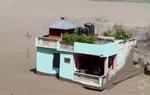 Ngôi nhà đứng vững giữa dòng lũ quét kinh hoàng ở Nepal