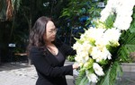 Giảng viên, học viên Học viện Chính trị Quốc gia Hồ Chí Minh dâng hương tưởng niệm tại Công viên Lê Thị Riêng