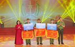 Chủ tịch Bùi Thị Minh Hoài trao giải cho lực lượng bảo vệ an ninh, trật tự ở cơ sở giỏi toàn quốc 2026