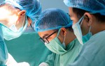 Nữ bệnh nhân 56 tuổi mang khối u buồng trứng "khủng"