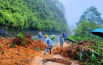 Huế: Mưa lớn gây sạt lở, tàu cá bị chìm