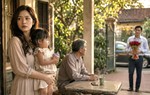 Những bông hoa rụng xuống thềm nhà