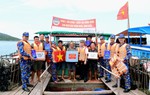 Vùng 1 Hải quân tặng quà thiết yếu động viên ngư dân yên tâm vươn khơi bám biển