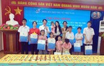 Phó Chủ tịch Thường trực Hội LHPN Việt Nam Trần Lan Phương tặng quà phụ nữ, trẻ em khó khăn ở Hải Phòng