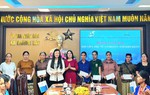 Phó Chủ tịch Hội LHPN Việt Nam Nguyễn Thị Thu Hiền tặng quà phụ nữ, trẻ em khó khăn ở Mường Lát