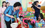 Phó Thủ tướng Phạm Thị Thanh Trà vui Tết Trung thu cùng trẻ em Tuyên Quang