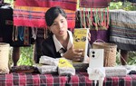 Phụ nữ vùng cao ứng dụng AI để bán hàng