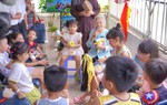 Nữ nghệ sĩ 94 tuổi kể chuyện Trung thu cho bệnh nhi