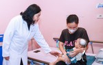 Chủ tịch Bùi Thị Minh Hoài thăm, tặng quà Trung thu cho các cháu thiếu nhi tại Bệnh viện Nhi Trung ương