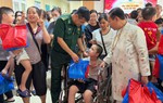 Lào Cai: Mang niềm vui Trung thu đến với bệnh nhi, trẻ em có hoàn cảnh khó khăn