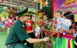 "Lồng đèn thắp sáng ước mơ" cho trẻ em ở biên giới Nà Hỳ
