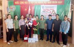Quảng Ngãi: "Mẹ đỡ đầu" tiếp sức 2 chị em mồ côi ở Đăk Pék