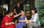 Xóa bỏ vòng luẩn quẩn lao động không công của phụ nữ trong xã hội già hóa