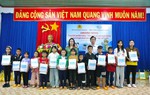Phụ nữ Công an Gia Lai trao 80 phần quà cho phụ nữ, trẻ em khó khăn