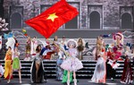 Bảo Ngọc rạng rỡ vẫy cờ Tổ quốc mở màn chung kết Miss World 2026