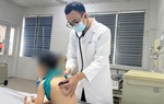 Bé trai 4 tuổi sốt cao khó kiểm soát, phát hiện nhiễm Adenovirus