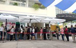 TPHCM: Phụ huynh xếp hàng dài đợi mua sách giáo khoa cho con