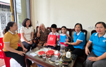 Hội LHPN xã Thư Lâm trao quà, kinh phí hỗ trợ 14 trẻ mồ côi thuộc chương trình Mẹ đỡ đầu