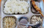 Hà Nội chỉ đạo làm rõ suất ăn bán trú 40.000 đồng "lèo tèo" tại trường Tiểu học Trung Giã B