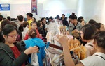 Bà bầu, "mẹ bỉm" chen chân mua đồ "siêu giảm giá" ngày Black Friday 