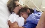 Mẹ hôn mê bất ngờ tỉnh lại vì con đòi bú