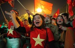 Hàng triệu người xuống đường mừng đội tuyển bóng đá Việt Nam giành Huy chương vàng SEA Games 30