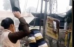 Nữ cảnh sát dùng giày đánh người đàn ông trêu ghẹo nữ sinh gây "hot" trên mạng 