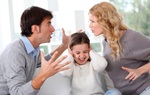 Con chênh vênh giữa những "trận chiến" của bố và mẹ