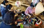 Gánh trứng ngải cứu "di động" đắt như tôm tươi ngày Hà Nội trở lạnh
