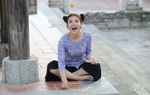 Phạm Phương Thảo búi tóc trái đào, đánh chắt, chơi chuyền như trẻ nhỏ