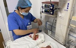 Cặp song sinh đầu tiên được chữa bệnh từ trong bào thai chào đời khỏe mạnh