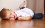 Bé 4 tuổi mắc bệnh hiếm viêm đa rễ dây thần kinh sau điều trị viêm họng 10 ngày