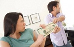 Không muốn sống chung nhà với người vợ ‘bo bo’ giữ tiền