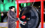 Chủ tịch Quốc hội Nguyễn Thị Kim Ngân đánh chiêng khai mạc Tuần Văn hóa-Du lịch tỉnh Hòa Bình