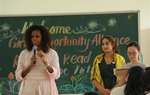 Bà Michelle Obama trò chuyện với nữ sinh tại Long An