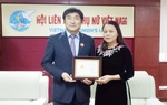 Trao kỷ niệm chương Vì sự phát triển của phụ nữ cho Giám đốc KOICA Việt Nam 