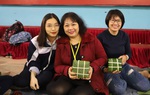 Học sinh Hà Nội thấy Tết ý nghĩa hơn khi gói bánh chưng tặng trẻ mồ côi, người khó khăn