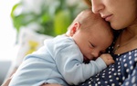 Anh: Phụ nữ mất cơ hội thăng tiến sau khi sinh con
