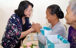 Phó Chủ tịch nước Đặng Thị Ngọc Thịnh trao quà "Tết yêu thương" tại Vĩnh Long
