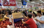 29 Tết, trái cây tăng giá chóng mặt, người tiêu dùng vào siêu thị sắm mâm ngũ quả 