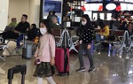 Người dân lùng sục mua khẩu trang ngày Tết vì virus corona 