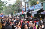 Dòng người kẹt cứng đi lễ Phủ Tây Hồ những ngày đầu năm mới